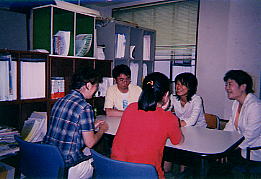 2005.4―ご相談のご家族と社会人サポーター達が一緒に考える会。写真。