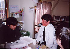 2006.3―トカネット学生リーダー・吉野健一君、他。写真2。
